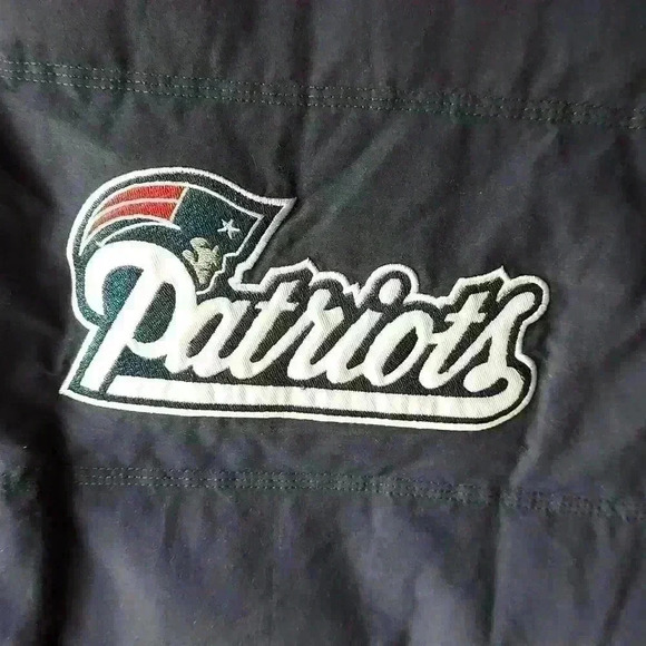 NFL Pro Line New England Patriots Filled Puffer Vest - Picture 6 of 7